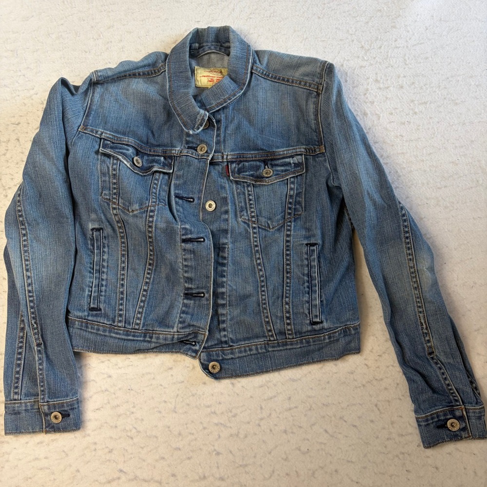 Levi's Denim Trucker Jacket Womens Size M Blue Button Up Long Sleeve